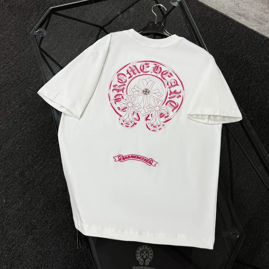 P180 Chrome Hearts 25 high-end versions. The fabric is made of 300 grams of high-density pure cotton. It does not deform or shrink. It has three labels. It is the same style for men and women. Technology: patch embroidery + original development hardware. Color: white, black. SIZE: S-XL.